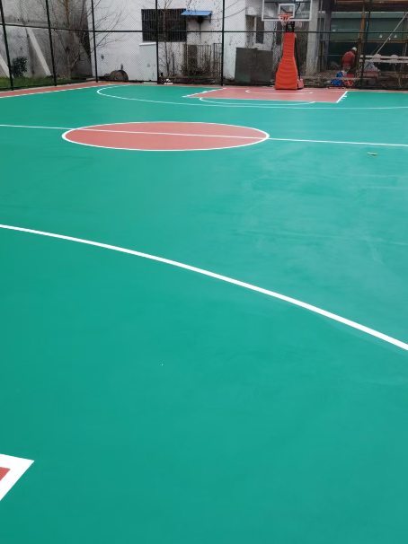 苏尼特左 球场长期使用易出现地面开裂